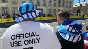 Le chapeau FDJ fait de l'ombre aux habituels bobs sur le Tour de France, 10 juillet 2025