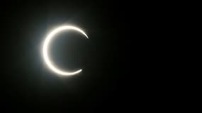 La Lune cache partiellement le Soleil, lors d'une éclipse annulaire, au moment du solstice d'été, observée le 21 juin 2020 à Sanaa, la capitale du Yémen