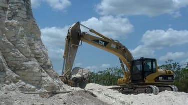 La façade complètement détruite de la pyramide maya