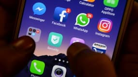 Des applications pour des réseaux sociaux, dont WhatsApp, sur un smartphone à Chennai en Inde le 22 mars 2018