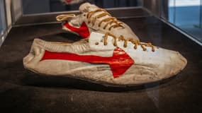 Une paire de chaussures fabriquées par le co-fondateur de Nike Bill Bowerman dans les années 60, annonciatrices de la marque à la virgule.
