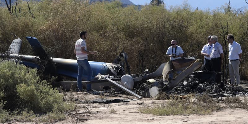Des enquêteurs sur les lieux du crash de deux hélicoptères en plein tournage de "Dropped", en Argentine.