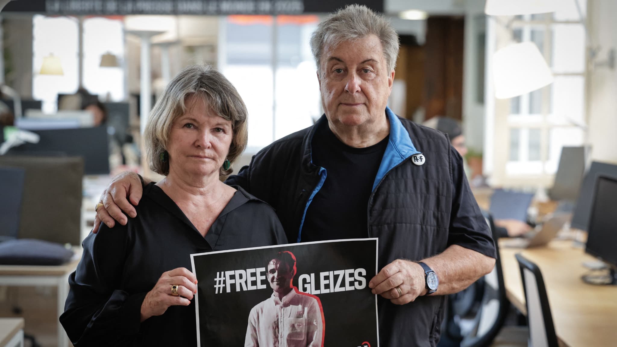 "J'AI ÉTÉ CHOQUÉE PAR SON APPARENCE PHYSIQUE": LES PARENTS DU JOURNALISTE CHRISTOPHE GLEIZES, CONDAMNÉ EN ALGÉRIE, TÉMOIGNENT
