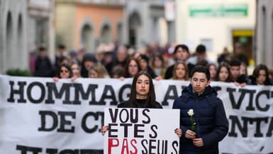 Une marche silencieuse s'est déroulée dans la commune suisse de Lutry, samedi 31 janvier 2026, un mois après l'incendie survenue dans un bar de Crans-Montana. 