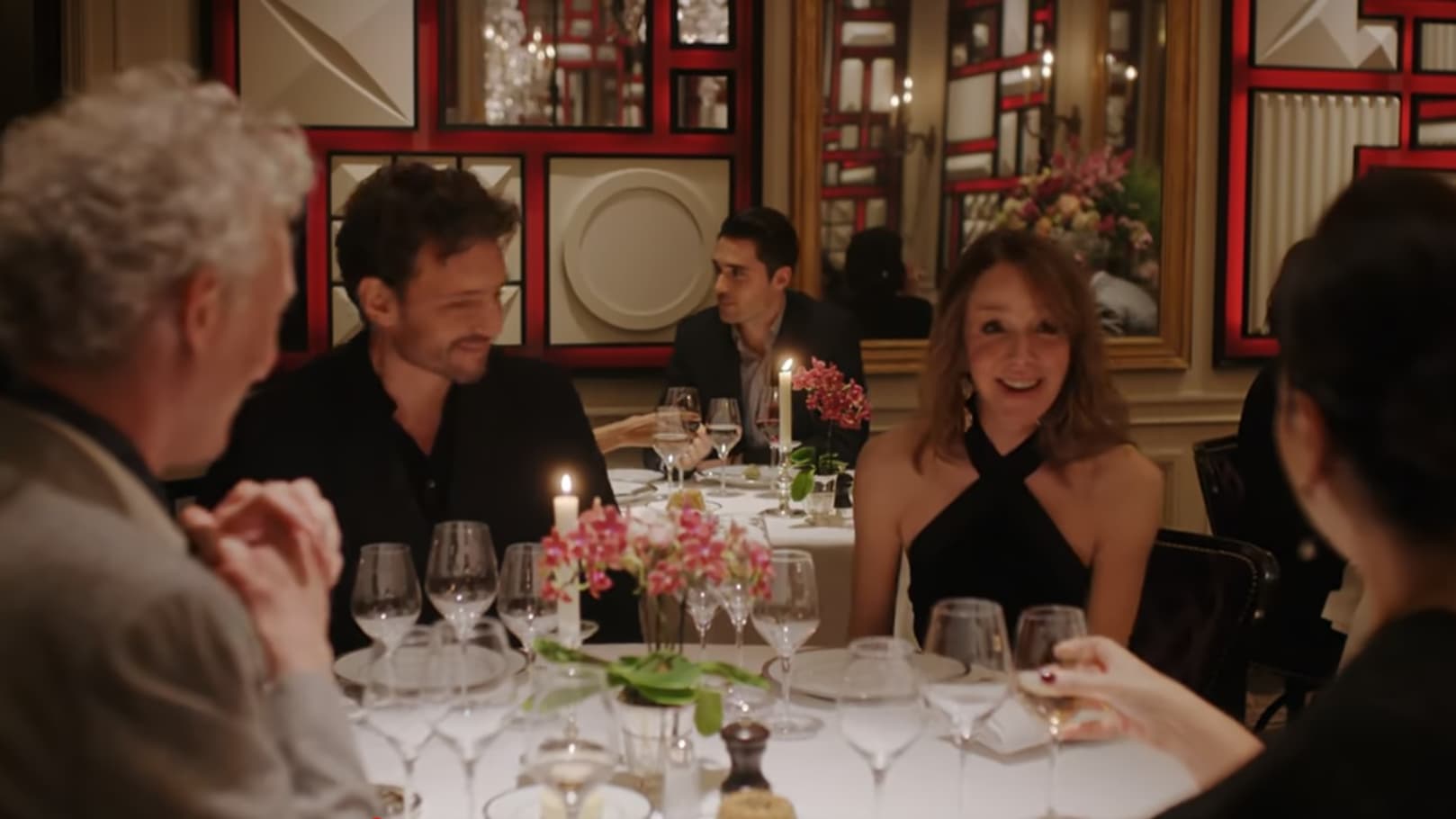 Laurent (Arnaud Binard) et Sylvie (Philippine Leroy-Beaulieu) au restaurant L'Ambroisie à Paris pour la série "Émily in Paris".