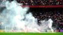 Des fumigènes jetés sur la pelouse lors d'Ajax-Feyenoord, le 24 septembre 2023.