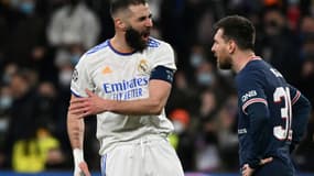 La joie de l'attaquant du Real Madrid Karim Benzema, auteur d'un triplé face au Paris Saint-Germain et son attaquant Lionel Messi, lors du 8e de finale retour de la Ligue des Champions, le 9 mars 2022 au Stade Santiago Bernabéu
