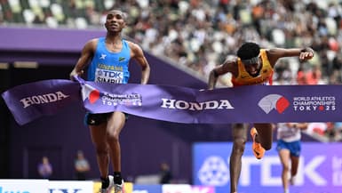 Le Tanzanien Felix Simbu devance l'Allemand Amanal Petros au sprint du marathon lors des Mondiaux d'athlétisme, le 15 septembre 2025