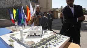 Maquette de la grande mosquée de Marseille, à l'occasion de la pose de la première pierre, en mai 2010. Invoquant l'insuffisance de stationnement et les difficultés de circulation autour du site, le tribunal administratif de Marseille a annulé jeudi le pe