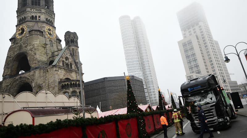 Le camion que le terroriste a utilisé lundi soir lors de l'attentat sur un marché de Berlin