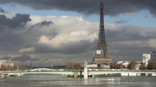 La tour Eiffel, quasiment les pieds dans l'eau pendant un épisode de très forte crue de la Seine, le 26 janvier 2018