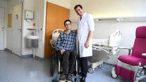 Emmanuel, 29 ans, le Dr Guillaume Canaud à l'hôpital Necker à Paris, le 13 juin 2018. 