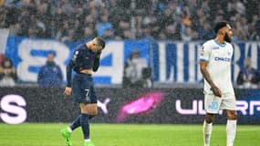 Kilyan Mbappé sort remplacé par Gonçalo Ramos contre l'OM de Pierre-Emerick Aubameyang (d), le 31 mars 2024 au Stade Vélodrome 