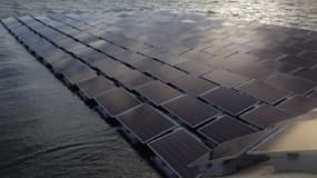 23.000 panneaux solaires flottants recouvrent les eaux du réservoir Queen Elizabeth II. 