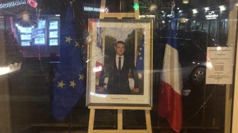 La vitrine de la permanence a été touchée à de multiples reprises