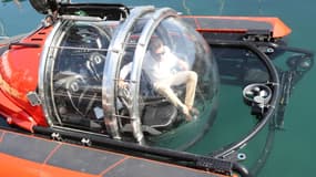 Un homme entre dans un sous-marin gonflable conçu par l'entreprise U-Boat Worx, lors de la 26e édition de l'exposition international de yachts de Monaco, le 28 septembre 2016.