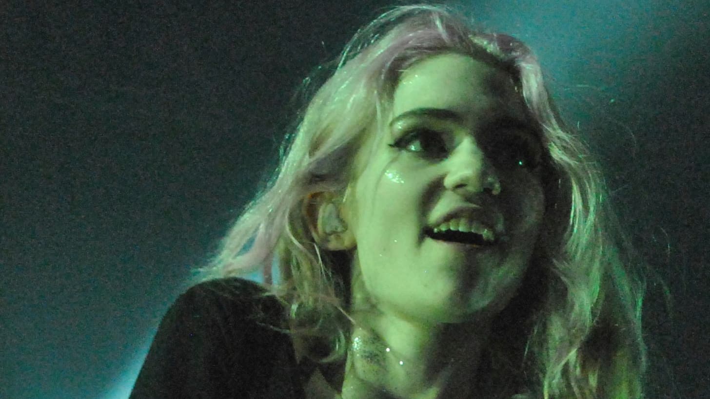 "Je partage à 50" la chanteuse Grimes incite à utiliser sa voix pour faire des chansons avec l