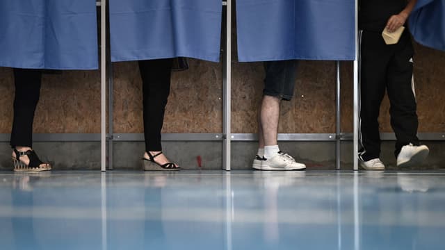 Les électeurs choisissent leur bulletin de vote dans les isoloirs d'un bureau de vote à Martres-Tolosane, pour le second tour des élections régionales françaises, le 27 juin 2021 (photo d'illustration)
