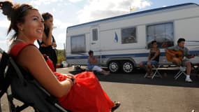 Des gens du voyage installés devant leur caravane, le 23 juillet 2010 à Agde (Hérault).