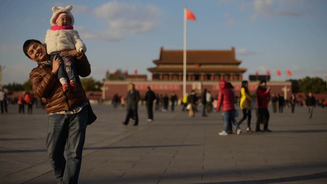 Un homme et son enfant sur la place Tiananmen à Pékin, en novembre 2013