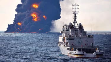 Au loin, l'incendie provoqué par le naufrage du Sanchi, le 14 janvier 2018 au large des côtes chinoises.
