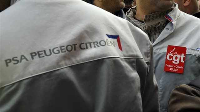 La CGT estime que la suspension par PSA Peugeot-Citroën d'une des équipes de montage de son site de Mulhouse à compter du 3 mars 2012, entraînera par ricochet la suppression de 600 postes d'intérimaires. /Photo d'archives/REUTERS/Philippe Wojazer