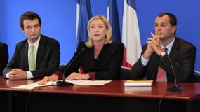 Marine Le Pen, entourée de Florian Philippot et Louis Aliot.