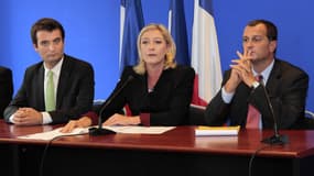 Marine Le Pen, entourée de Florian Philippot et Louis Aliot.