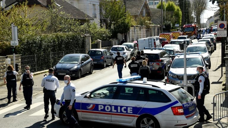 Les abords du commissariat de Rambouillet le 23 avril 2021