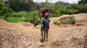 Des enfants qui travaillent dans une mine d'or en Centrafrique, en 2014.