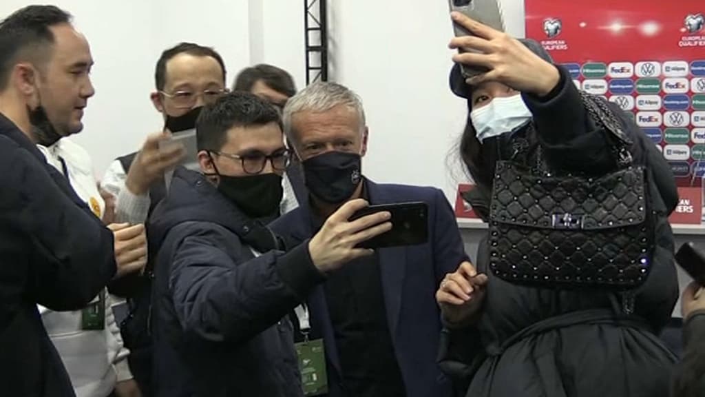 Didier Deschamps avec les journalistes locaux après Kazakhstan-France.