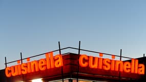 Une enseigne lumineuse Cuisinella prise en photo en 2013