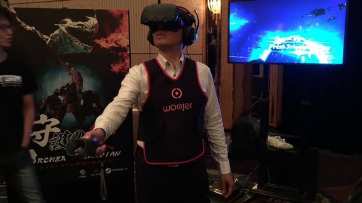 Des visiteurs ont testé le Woojer Vest au Tokyo Game Show.
