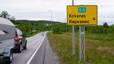 Une voiture près de la frontière russe en Norvège.