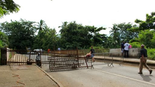 Des résidents traversent un barrage routier près de la commune de Dembeni sur Grande-Terre, à Mayotte, le 5 avril 2018 Des résidents traversent un barrage routier près de la commune de Dembeni sur Grande-Terre, à Mayotte, le 5 avril 2018