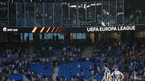 Les joueurs d'Anderlecht demandent à leurs supporters d'arrêter les jets de projectiles lors du match contre la Real Sociedad (1-2, Ligue Europa), le 3 octobre 2024