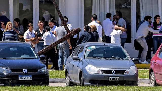 Les proches des victimes dans le désarroi à la base navale de Mar Del Plata.