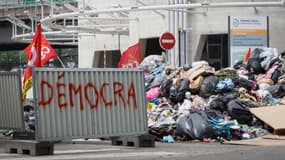 Blocage par la CGT d'un site de traitement des ordures à Ivry-sur-Seine, le 8 juin.