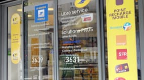 Photo prise le 23 mai 2011 devant un bureau de poste à Paris, lors d'une conférence de presse de lancement de la nouvelle activité de téléphonie mobile de La Poste.