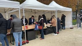 Une distribution de paniers alimentaires était organisée à Paris samedi.