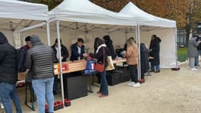 Une distribution de paniers alimentaires était organisée à Paris samedi.