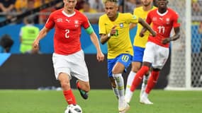 Stephan Lichtsteiner et Neymar