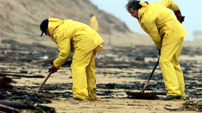 Opérations de nettoyage sur une plage des Sables d'Olonne après le naufrage de l'Erika. La Cour de cassation pourrait annuler la condamnation de Total, plus de 12 ans près le naufrage du pétrolier au large des côtes bretonnes en décembre 1999, selon Libér