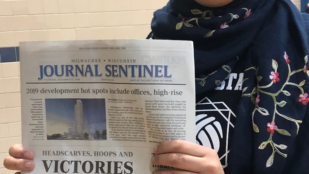 Safiya Schaub, capitaine la saison dernière, pose avec l'édition du Milwaukee Journal Sentinel évoquant l'histoire des Stars à la Une Safiya Schaub, capitaine la saison dernière, pose avec l'édition du Milwaukee Journal Sentinel évoquant l'histoire des Stars à la Une