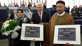 La blogueuse égyptienne Asmaa Mahfouz et l'ancien opposant libyen Ahmed el Senoussi ont reçu mercredi des mains du président du Parlement européen, Jerzy Buzek, le prix Sakharov pour la liberté d'expression et les droits de l'homme. Il a été décerné au to