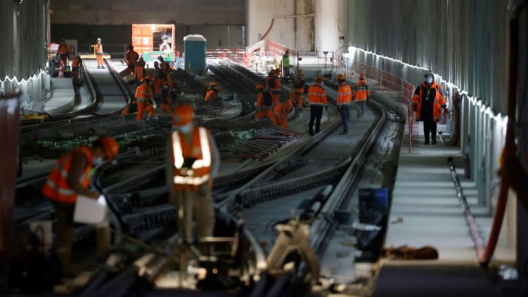 Des ouvriers sur le chantier de construction du métro du Grand Paris, le 29 octobre 2020 à Champs-sur-Marne, près de Paris
