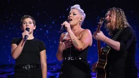 La chanteuse Pink avec sa fille Willow, sur la scène de la convention du parti démocrate, le 22 août 2024.