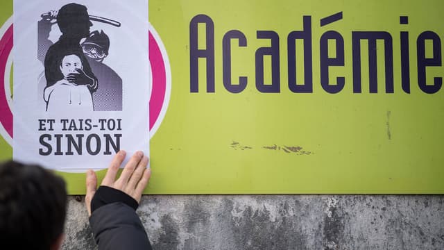 Un manifestant colle une affiche contre la réforme du BAC, à Nantes, lors de la grève du 14 février.