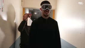 Le gardien de Lens Robin Risser en plein exercice de gestion du stress avec les gendarmes d'Arras le 10 décembre 2025