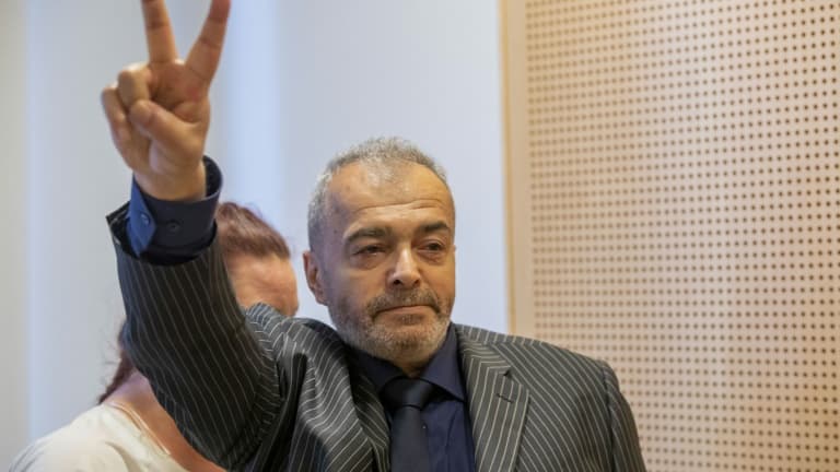 Walid Abdulrahman Abou Zayed, suspect dans l'attentat de la rue des Rosiers à Paris en 198, fait le V de la victoire lors d'une audience au tribunal d'Oslo sur une demande d'extradition déposée par la France, le 25 septembre 2020 en Norvège